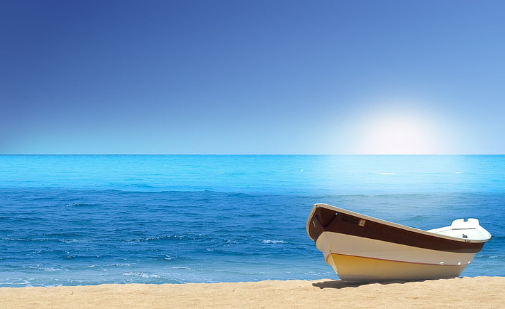 Båt på stranden Sunny Day, vit och brun roddbåt, natur, strand, solig, båt, HD tapet