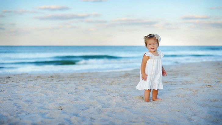 biała sukienka na ramiączkach dla dziewczynki, dzieci, plaża, mała dziewczynka, niemowlę, Tapety HD