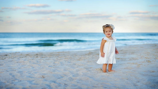 biała sukienka na ramiączkach dla dziewczynki, dzieci, plaża, mała dziewczynka, niemowlę, Tapety HD HD wallpaper