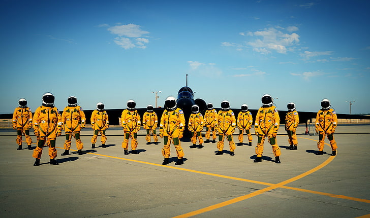 gelbe Astronautenausrüstung, Pilot, Flugzeug, Düsenjäger, Flugzeuge, HD-Hintergrundbild