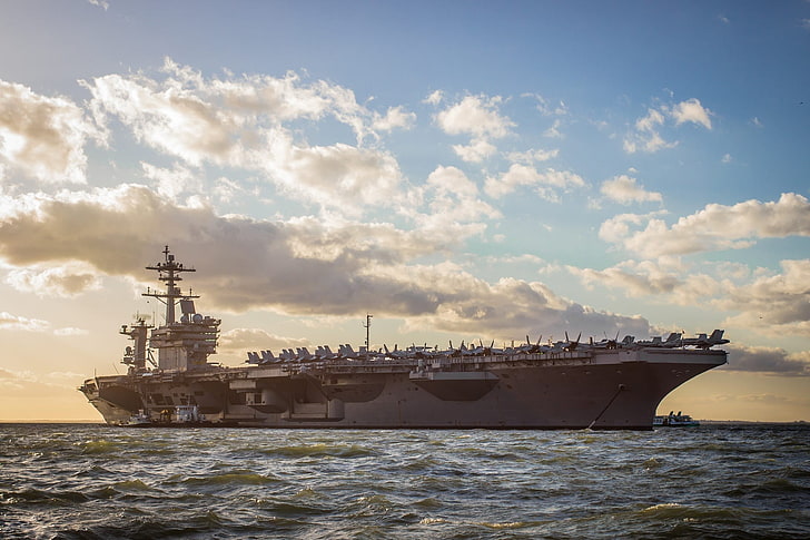porte-avions gris, USS George H.W.Bush (CVN-77), chasseur à réaction, océan Pacifique, nuages, ciel, Fond d'écran HD