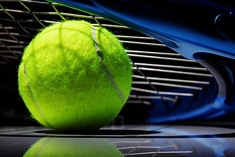 ลูกเทนนิสสีเขียวเทนนิสลูกบอลไม้ตีพื้นหลังสีดำ, วอลล์เปเปอร์ HD HD wallpaper
