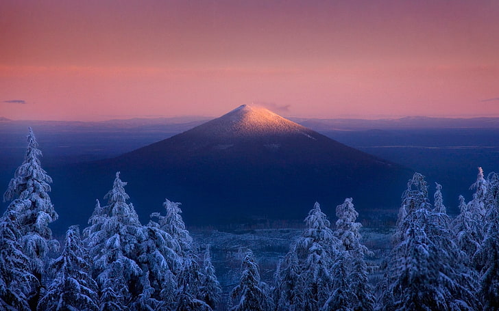 montagna innevata, vulcano, Oregon, tramonto, foresta, neve, montagne, alberi, picco nevoso, natura, inverno, paesaggio, Sfondo HD