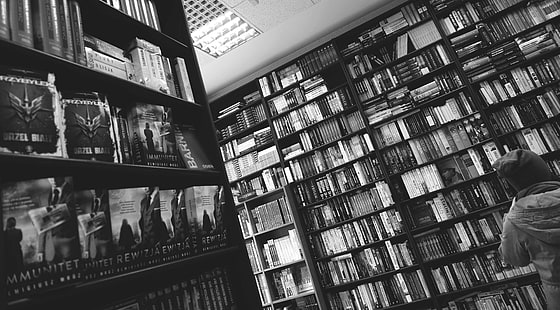 черно и бяло, библиотека, книги, рафтове, книжарница, бизнес, образование, на закрито, обучение, библиотека, литература, човек, училище, проучване, HD тапет HD wallpaper