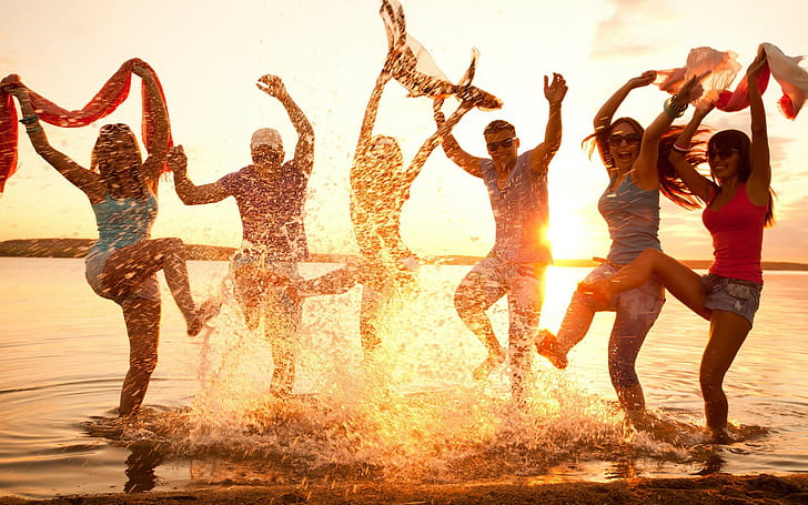 Парти на плажа, хората скачат снимка и гледка към залеза, парти, младеж, плаж, танци, забавление, настроение, HD тапет