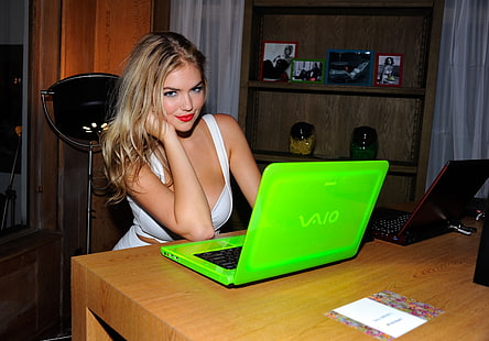 biały podkoszulek damski, Kate Upton, damski, blond, zielony, VAIO, laptop, czerwona szminka, Tapety HD HD wallpaper