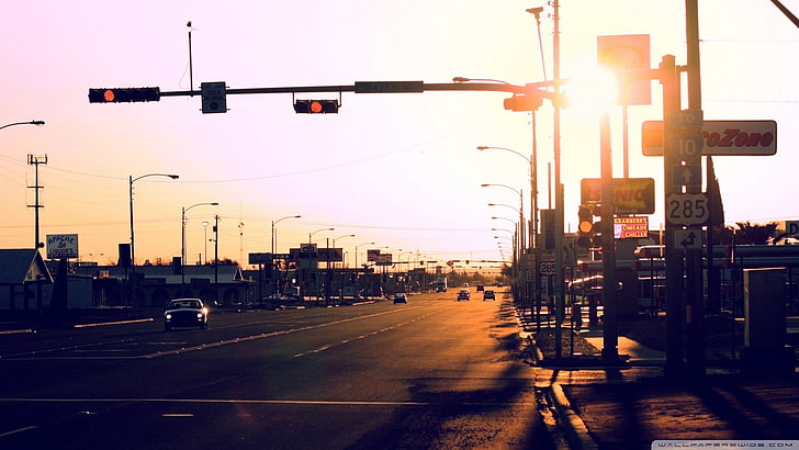 ulica, światła miasta, samochód, pejzaż miejski, promienie słoneczne, znak drogowy, Tapety HD