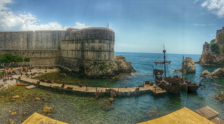Quai en bois brun, Dubrovnik, Croatie, Game of Thrones, ensemble, décors de cinéma, plateau de tournage, téléviseurs, mer, côte, navire, pirates, Fond d'écran HD