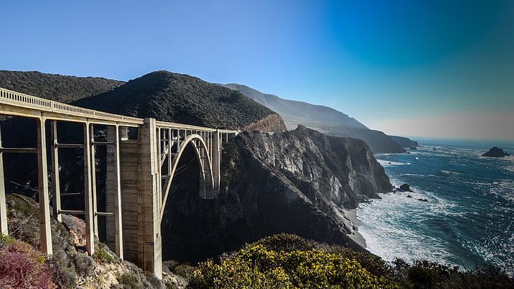 海岸、海、岬、岬、崖、空、ビクスビークリーク、海、ビッグサー、ケープ、アーチ橋、岩、ビクスビークリークアーチ橋、アメリカ合衆国、カリフォルニア、ビクスビークリーク橋、 HDデスクトップの壁紙