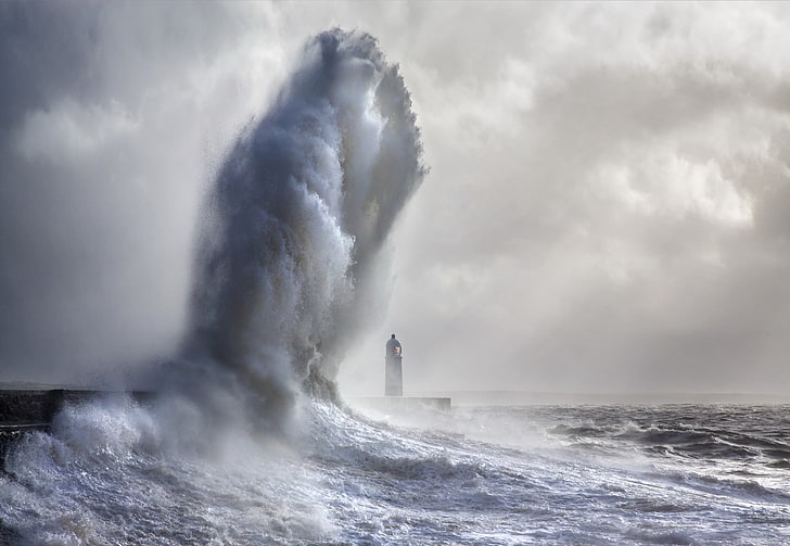 hög vattenvåg över fyren under grå molnig himmel, fyr, vågor, hav, Porthcawl fyr, HD tapet