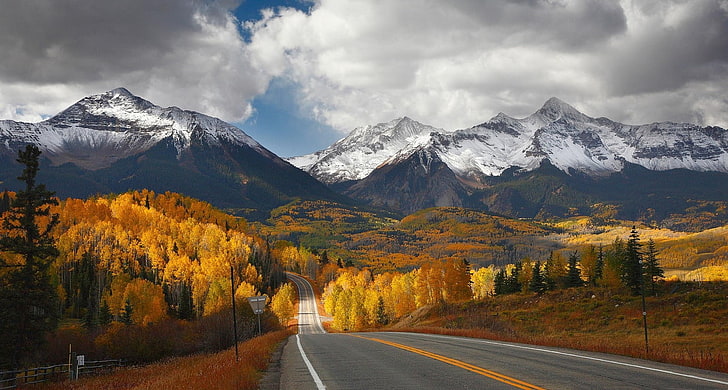 природа, фотография, пейзаж, дорога, горы, снежная вершина, осень, лес, сухая трава, облака, забор, HD обои