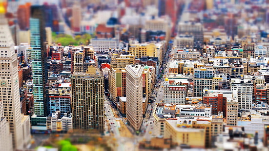 biało-brązowe budynki miejskie, budynki w różnych kolorach fotografia ostrości, tilt shift, Nowy Jork, miasto, pejzaż miejski, budynek, wieżowiec, droga, USA, wieża zegarowa, Flatiron Building, Tapety HD HD wallpaper