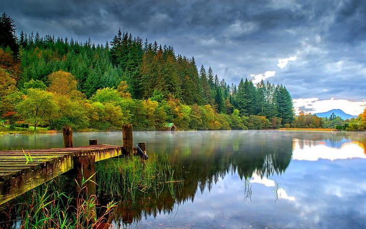 пейзаж, природа, док, езеро, гора, тъмно, облаци, зелено, дървета, лодки, отражение, HD тапет