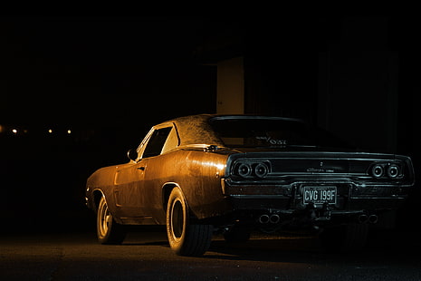 Coklat klasik dan hitam mobil otot Plymouth, hitam, menghindar, malam, pengisi daya, 1968, 70-an, 60-an, 2gen, Wallpaper HD HD wallpaper