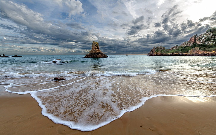 littoral et formation rocheuse, nature, paysage, plage, mer, matin, roche, sable, falaise, eau, nuages, îles anglo-normandes, Fond d'écran HD