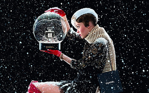 Christmas, Chanel, campaign, Lily-Rose Depp, Christmas Chanel, Chanel N5 L'Eau, snow-globe, HD tapet HD wallpaper