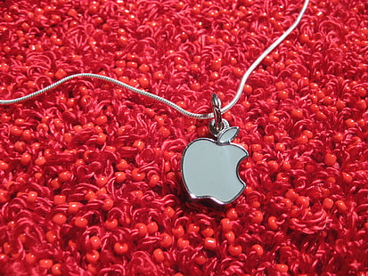 srebrny naszyjnik z wisiorkiem Apple na czerwonym materiale, jabłko, szyja, srebro, jabłko, wisiorek, naszyjnik, na wierzchu, czerwony, tekstylia, biżuteria, maniakiem, tła, Tapety HD HD wallpaper