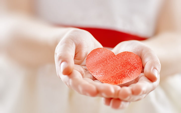 Cute Hand Hold Pomarańczowe serce, papier do wycinania z czerwonym sercem, miłość, słodkie, dłoń, trzymaj, Tapety HD