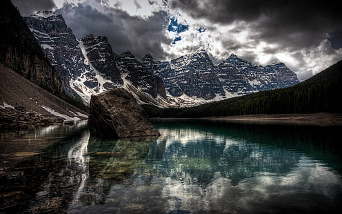 montagne nere, fiume tra terra sotto il cielo nuvoloso, paesaggio, montagne, nuvole, acqua, roccia, lago Moraine, Parco Nazionale di Banff, Canada, HDR, natura, Sfondo HD HD wallpaper