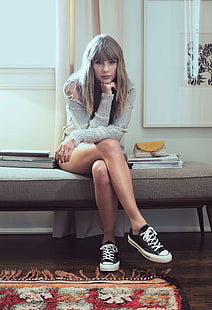 Taylor Swift, kobiety, blondynka, nogi, siedzi, długie włosy, piosenkarka, niebieskie oczy, patrząc na widza, Tapety HD HD wallpaper