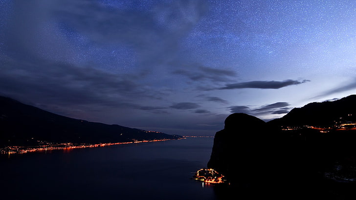 czarna góra, zdjęcie sylwetki góry w pobliżu wody, światła, krajobraz, noc, ciemność, góry, światła miasta, woda, chmury, gwiazdy, Tapety HD