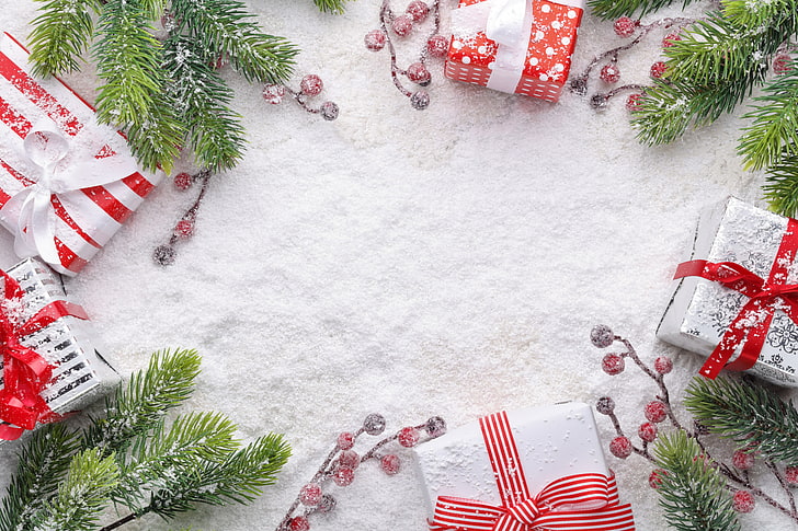 lima kotak hadiah aneka warna, salju, cabang, berry, Tahun Baru, Natal, hadiah, kayu, musim dingin, selamat natal, dekorasi, xmas, pohon cemara, Wallpaper HD