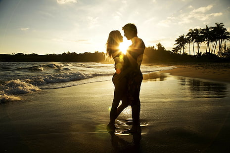 Pasangan di pantai, Gadis dan pria jatuh cinta di pantai, Wallpaper HD HD wallpaper