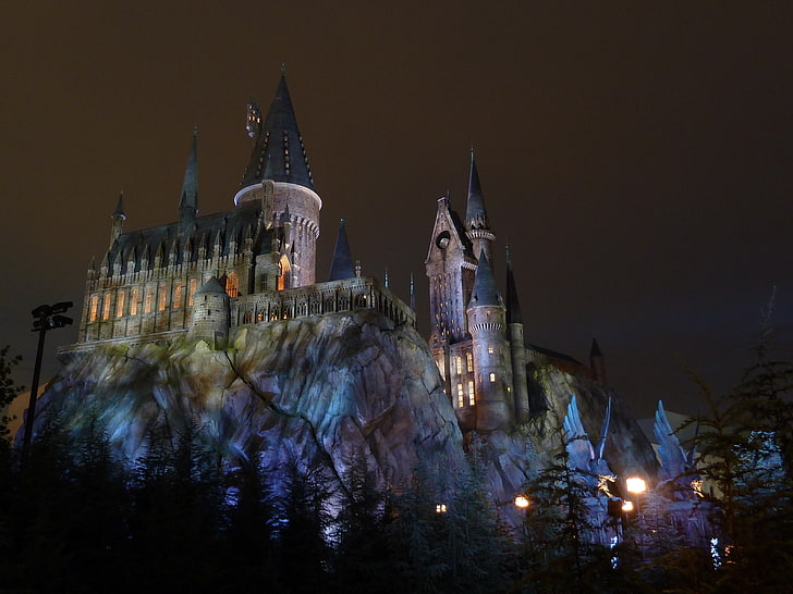 zamek z szarego betonu, zamek, skały, wieża, kolorowy, Hogwart, Tapety HD