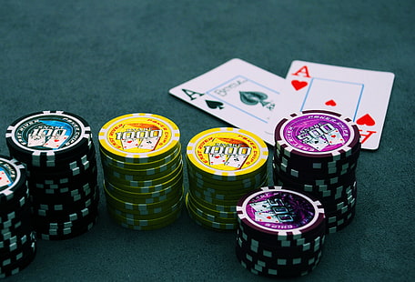 dos cartas de cartas de póquer y fichas de póquer, juegos de azar, fichas, póker, la mesa, Fondo de pantalla HD HD wallpaper