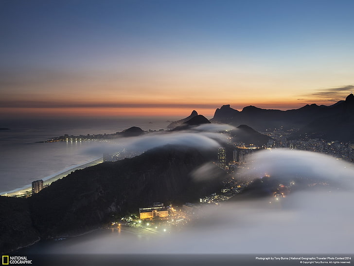 natureza, paisagem, montanhas, noite, névoa, National Geographic, paisagem urbana, luzes da cidade, Rio de Janeiro, Brasil, mar, pôr do sol, colina, HD papel de parede