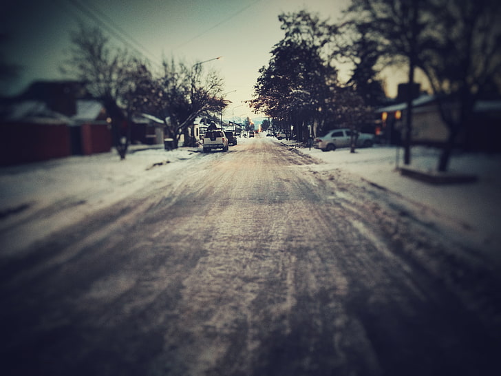 strada asfaltata marrone, paesaggio urbano, via, città, ghiaccio, strada, neve, inverno, alberi, calma, cittadina, sera, Sfondo HD