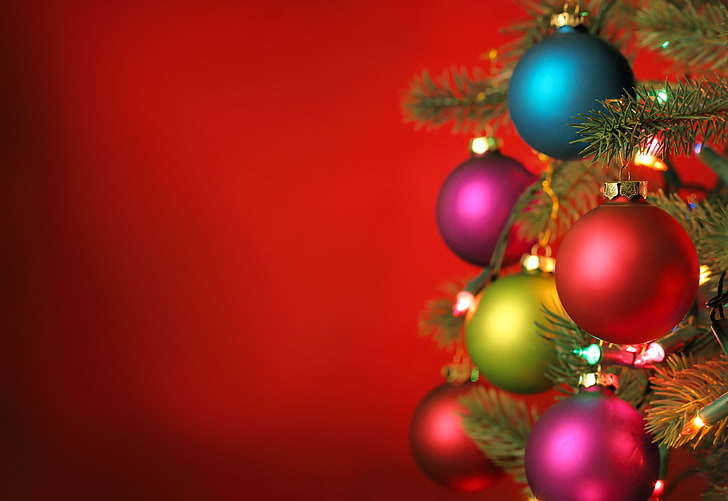 pernak-pernik biru, pink, dan merah, dekorasi, pohon, tahun baru, dekorasi natal, pohon natal, selamat natal, dekorasi natal, ornamen, bola cahaya, bola cahaya, Wallpaper HD