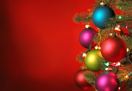 الحلي الزرقاء والوردية والحمراء ، الديكور ، شجرة ، رأس السنة الجديدة ، زينة عيد الميلاد ، شجرة عيد الميلاد ، عيد ميلاد سعيد ، زينة عيد الميلاد ، زخرفة ، كرات من الضوء ، كرات خفيفة، خلفية HD HD wallpaper