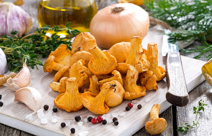 mushrooms, bow, dill, pepper, garlic, chanterelles, salt, thyme, HD wallpaper
