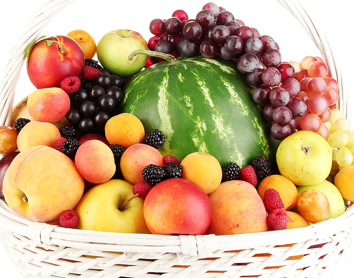 フルーツ盛り合わせと白い改札フルーツバスケット、ブドウ、スイカ、桃、リンゴ、食品、フルーツ、バスケット、 HDデスクトップの壁紙