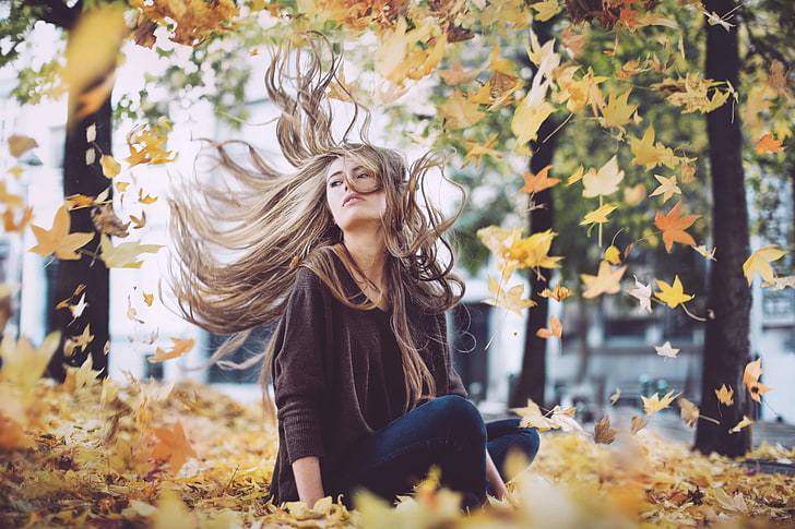여자의 검은 국자 스웨터, 제목 없음, 여자들, 갈색 머리의, 여자들 야외, 잎, 가을, 바람이 부는, 긴 머리, Camille Rochette, HD 배경 화면
