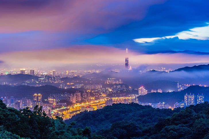 gröna träd, stormen, himlen, träd, berg, moln, staden, ljus, dimma, kullar, utsikt, byggnad, torn, höjd, hem, kvällen, belysning, panorama, Taiwan, dis, skymning, blå, Taipei , Kina, HD tapet