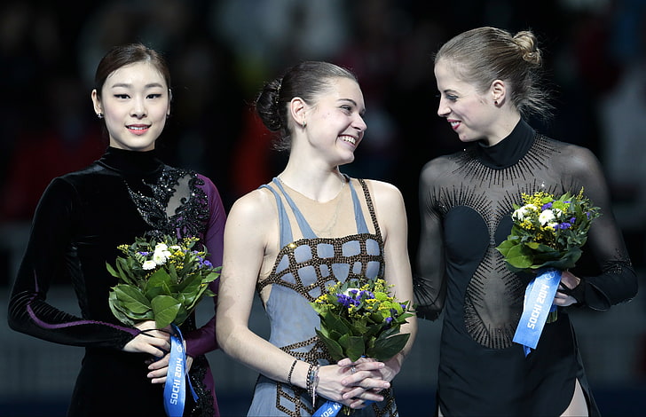 นักสเก็ตลีลาหญิงสามคนดอกไม้รอยยิ้มชัยชนะสเก็ตลีลาอิตาลีรัสเซียเกาหลีแท่นโซชิ 2014 การแข่งขันกีฬาโอลิมปิกฤดูหนาวครั้งที่ XXII การแข่งขันกีฬาโอลิมปิกฤดูหนาวปี 2014 ที่โซชี Adelina Sotnikova Yeon-A Kim ผู้เล่นสเก็ต Carolina Kostner, วอลล์เปเปอร์ HD
