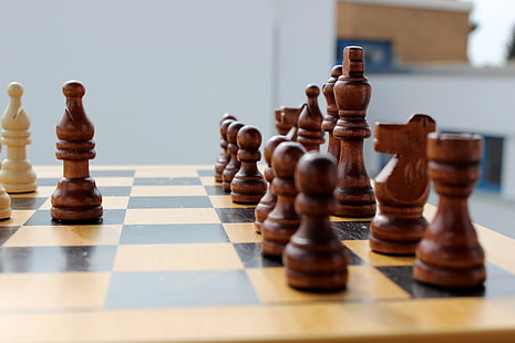 коричневые шахматные фигуры и шахматная доска, шахматы, шахматная доска, фигуры, HD обои HD wallpaper