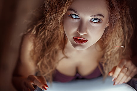 femmes, rouge à lèvres rouge, blonde, ongles peints, visage, portrait, décolleté, Fond d'écran HD HD wallpaper