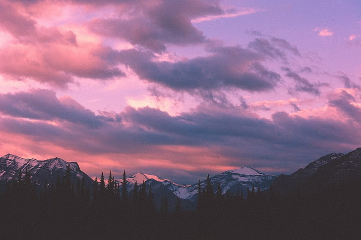 لوحة تجريدية حمراء وسوداء ، طبيعة ، جبال ، سماء ، غابة، خلفية HD