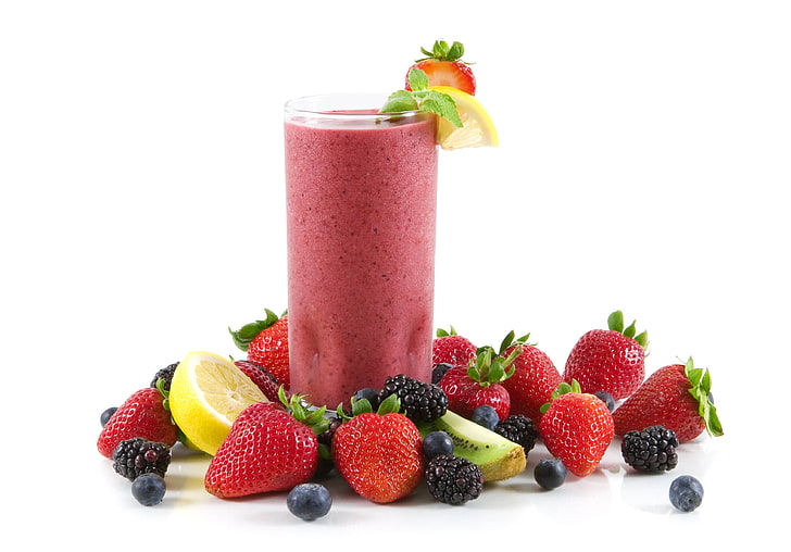Bund Erdbeeren, Saft, Glas, Erdbeere, Maulbeere, Zitrone, weißer Hintergrund, Heidelbeeren, Fruchtfleisch, HD-Hintergrundbild