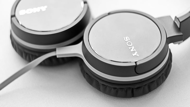 czarno-szare słuchawki przewodowe Sony, słuchawki, zestawy słuchawkowe, słuchawki douszne, muzyka, monochromatyczne, Sony, Tapety HD
