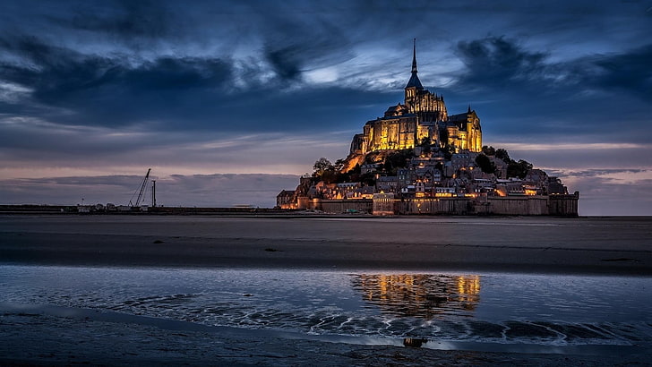 Mont Saint-Michel, เกาะ, วัด, แสงไฟของเมือง, ป้อม, เมือง, กลางคืน, วอลล์เปเปอร์ HD