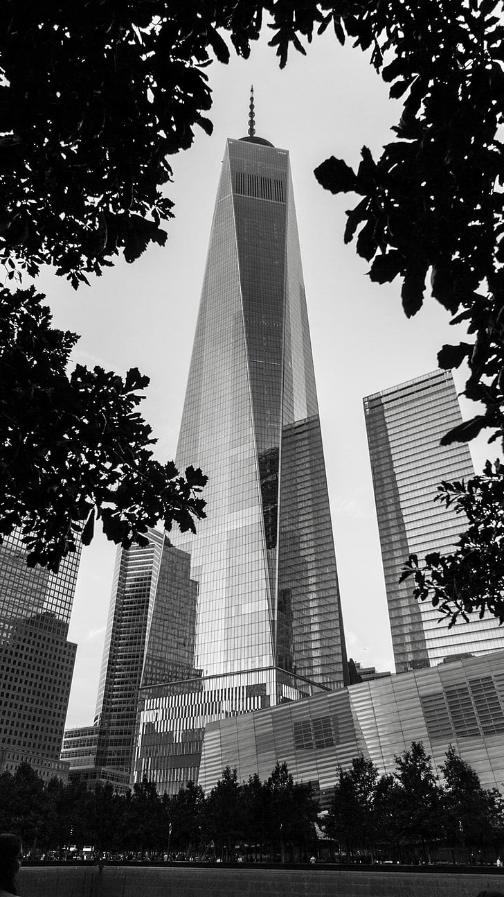 Bâtiment en béton gris, architecture, bâtiment, paysage urbain, gratte-ciel, ville, affichage de portrait, Freedom Tower, arbres, New York City, USA, monochrome, feuilles, One World Trade Center, gris, Fond d'écran HD, fond d'écran de téléphone
