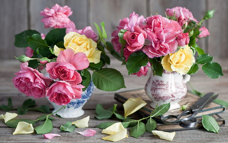 花瓶、ピンクイエローの花、バラ、本、はさみ、花瓶にピンクと黄色のバラの花束、花瓶、ピンク、黄色、花、バラ、本、はさみ、 HDデスクトップの壁紙