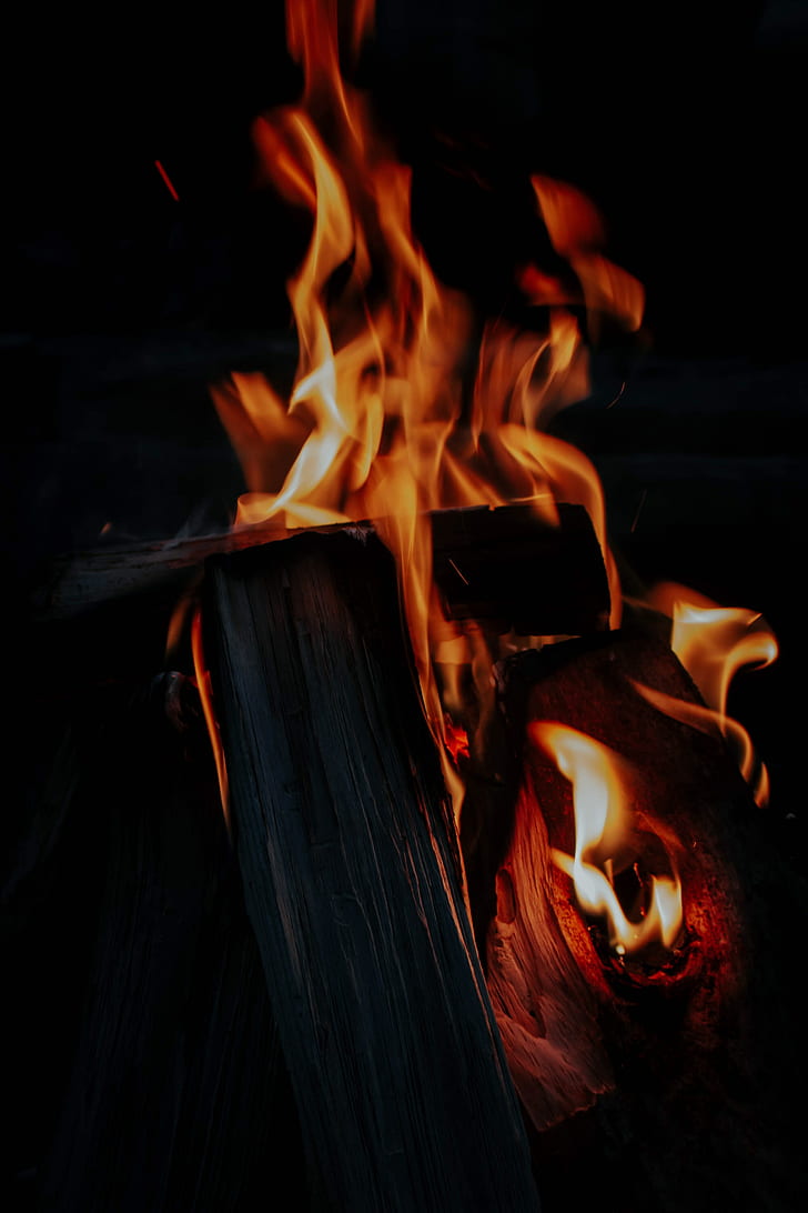 огън, огън, дърва за огрев, пламък, тъмно, HD тапет, тапет за телефон