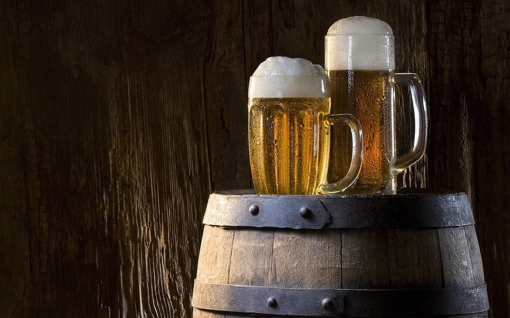 2つの透明なガラスビールジョッキ、ビール、泡、壁、樽、木、グラスを飲む、 HDデスクトップの壁紙