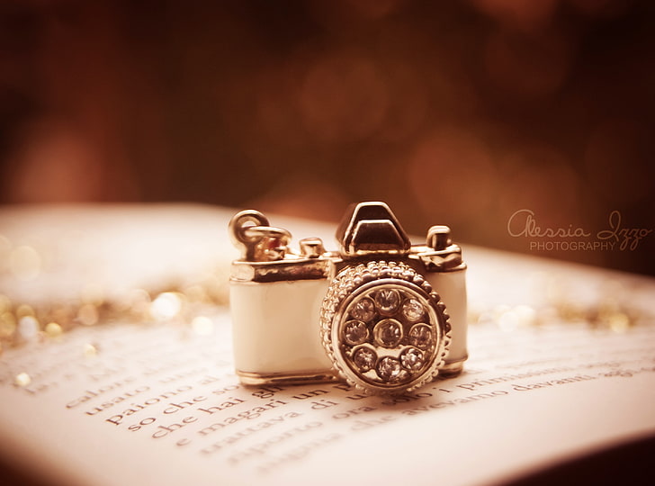 Click, white and grey camera pendant, Vintage, Camera, Macro, Book, Crystals, diamonds, Cute, jewelry, bokeh, necklace, Page, HD wallpaper