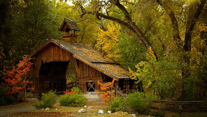 茶色の木製小屋の家、晴れた空、森、納屋、木、秋、岩の下の茶色の木製の橋、 HDデスクトップの壁紙
